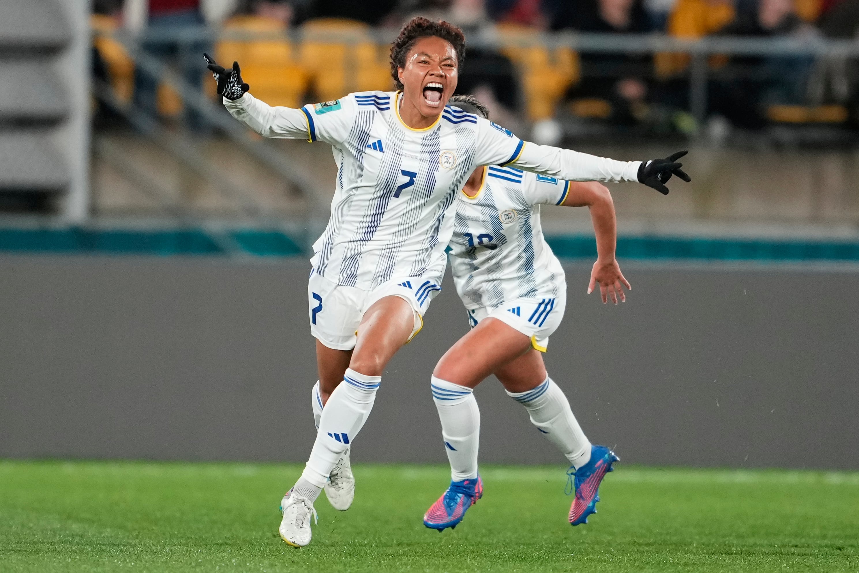 Sarina Bolden, de Filipinas, reacciona tras anotar el primer gol de su equipo durante un partido del Grupo A del Mundial femenino contra Nueva Zelanda, en Wellington, Nueva Zelanda, el 25 de julio de 2023. (AP Foto/John Cowpland)