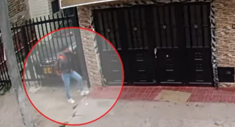 La presunta delincuente siguiendo al adulto mayor.