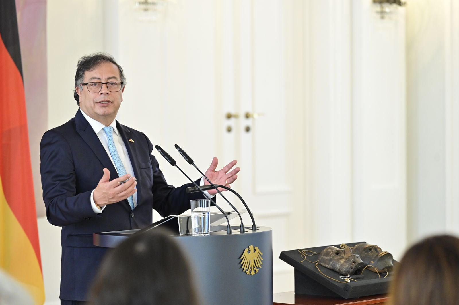 Presidente Gustavo Petro y máscaras Kogui