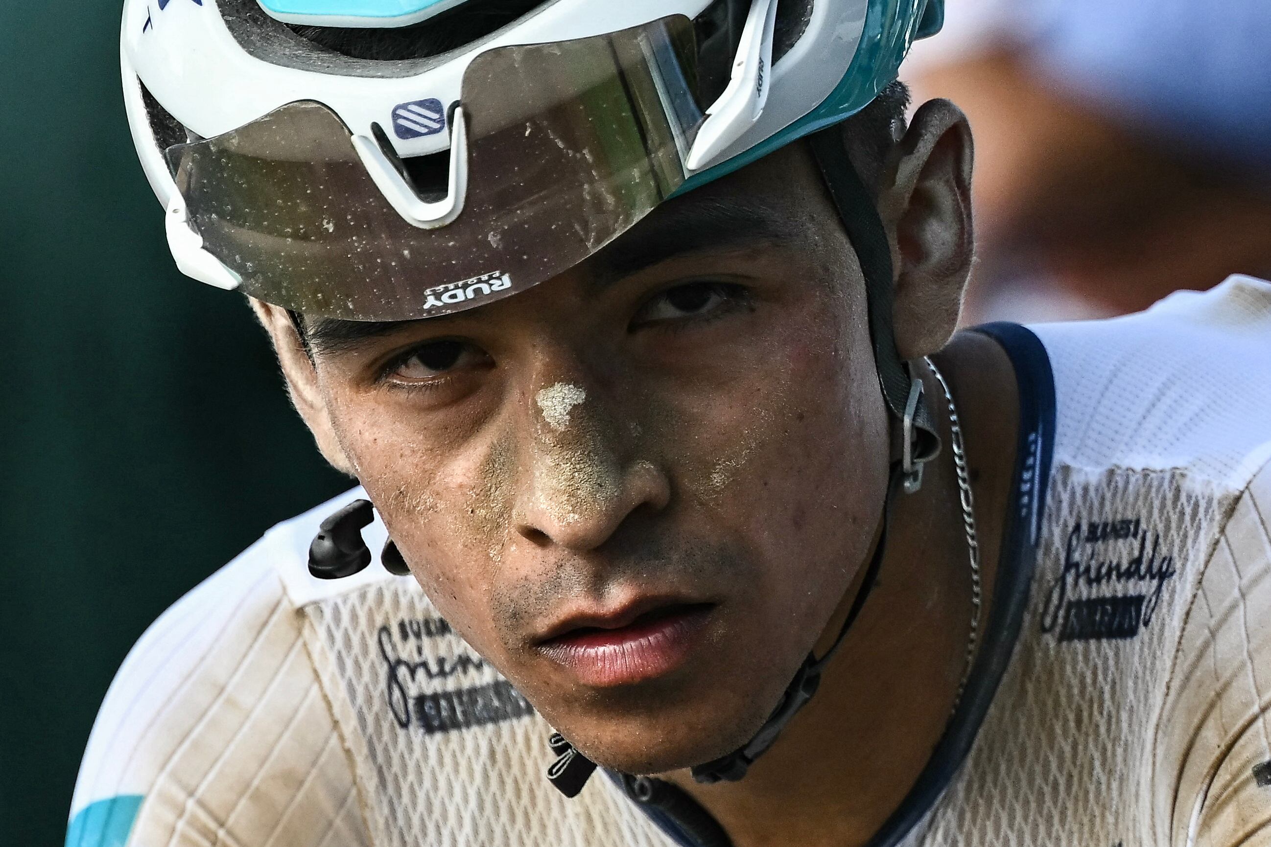 Bahrain - Victorious team's Colombian rider Santiago Buitrago look on, his face caked in dust, after the 9th stage of the 111th edition of the Tour de France cycling race, 199km stage departing and finishing in Troyes, on July 7, 2024. (Photo by Marco BERTORELLO / AFP)