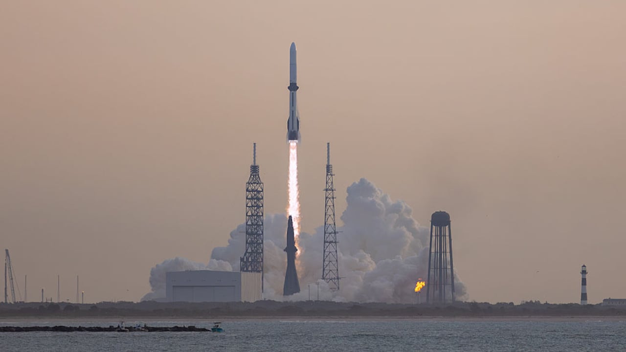 Cohete de Blue Origin explota en plataforma de lanzamiento durante prueba.
