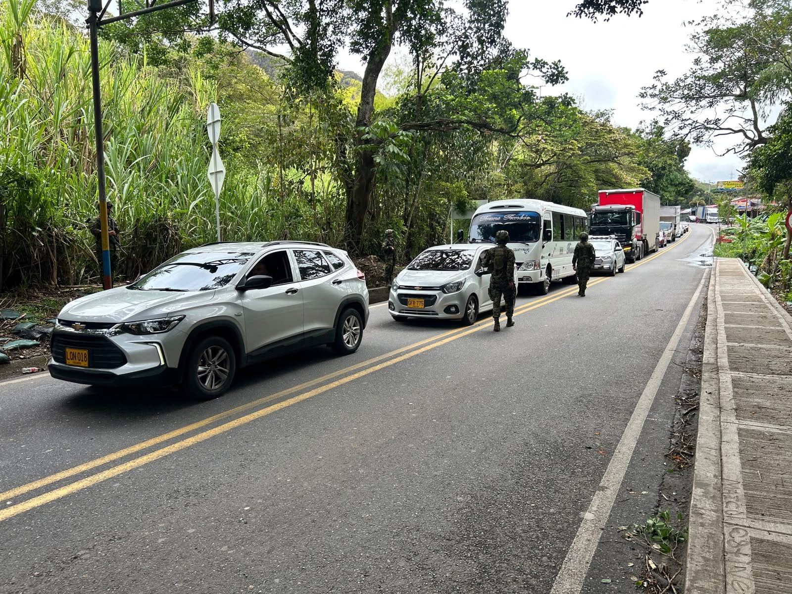 La vía Panamericana fue habilitada nuevamente tras las labores de seguridad adelantadas por el Ejército en el sector de La Depresión, donde explotó un carro bomba contra el peaje.