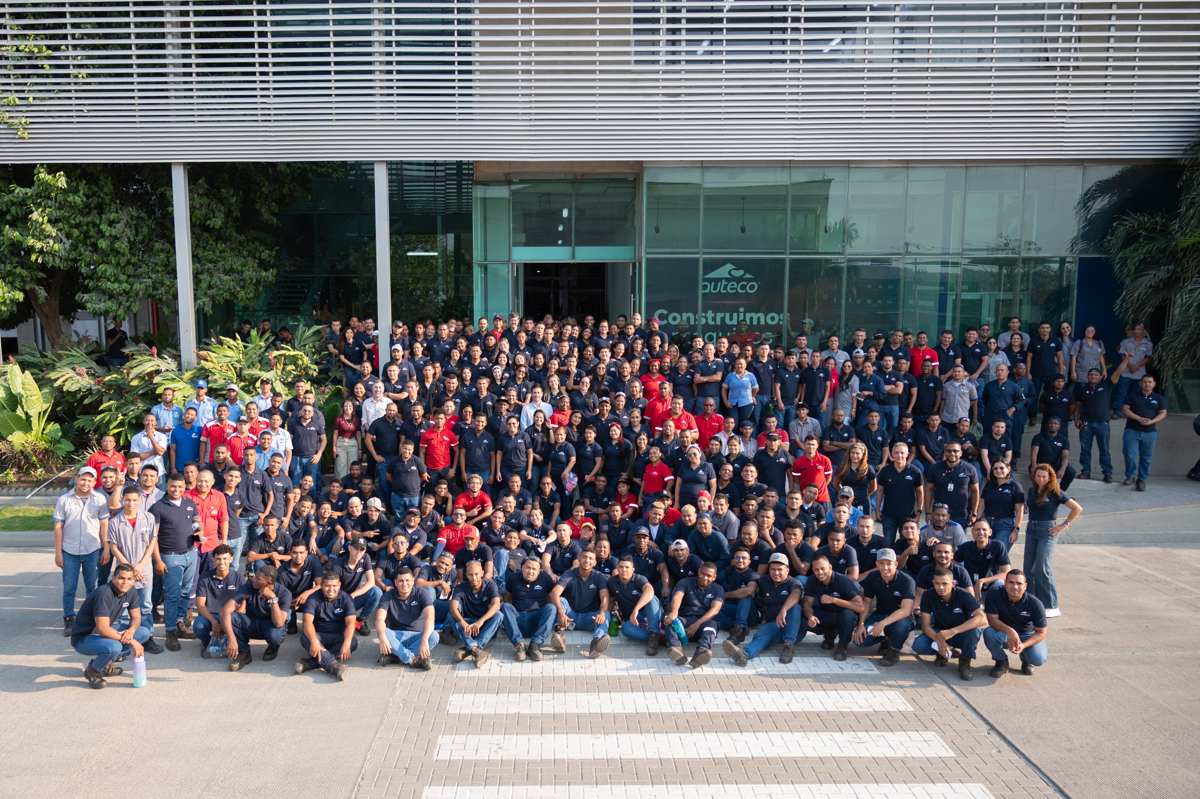 Colaboradores de Auteco en Planta Cartagena.