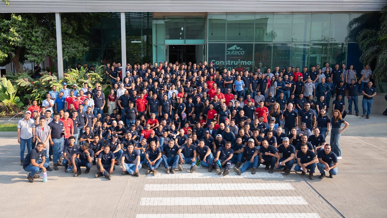 Colaboradores de Auteco en Planta Cartagena.