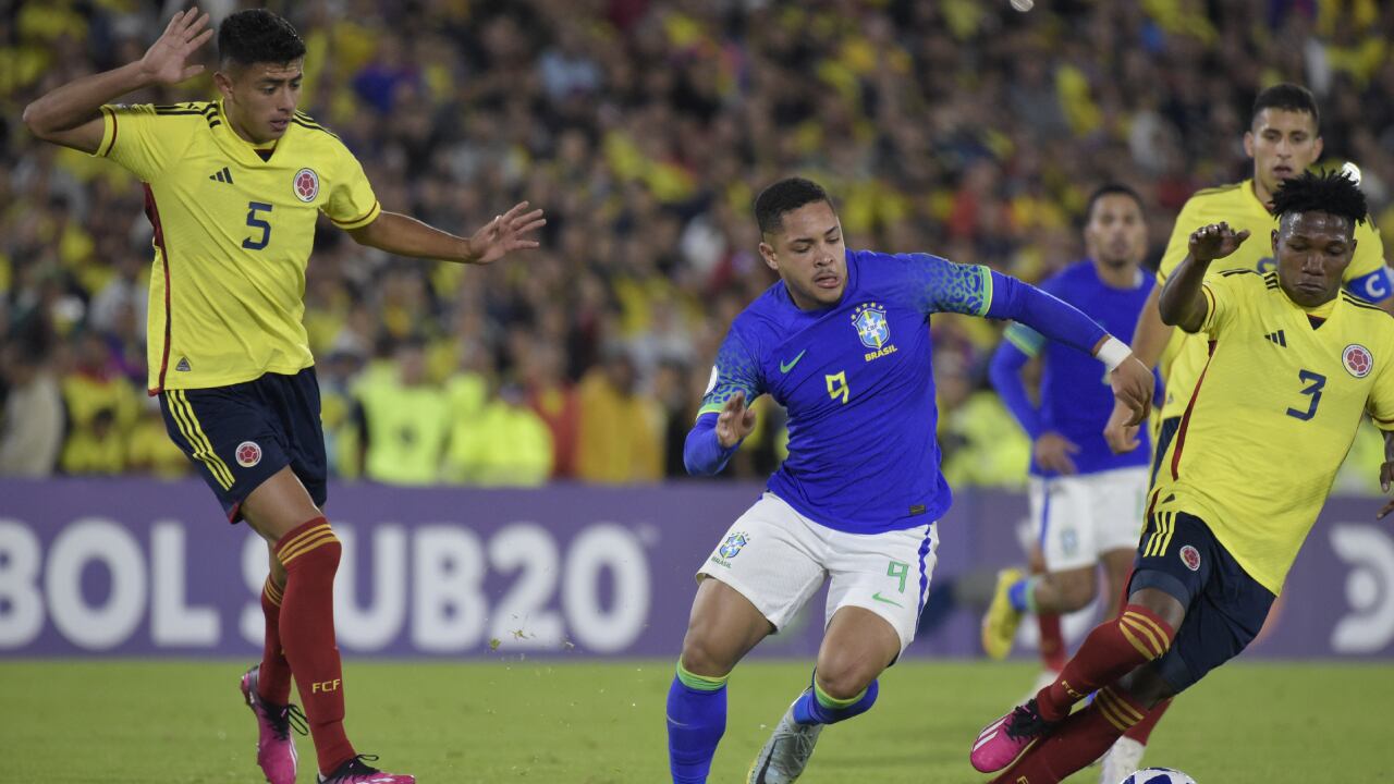 Vitor Roque disputando un balón con los colombianos Kevin Mantilla y Edier Ocampo