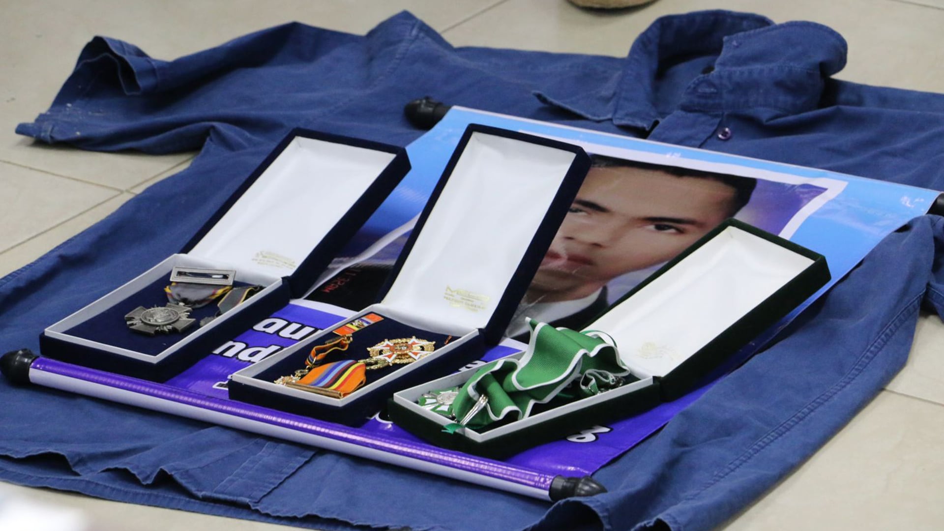 Tras su intervención los dos exintegrantes del Gaula del Ejército en Valle del Cauca entregaron las medallas a los magistrados Raúl Sánchez y Óscar Parra quienes las entregaron a los familiares de las víctimas. La medallas quedarán bajo custodia de la JEP