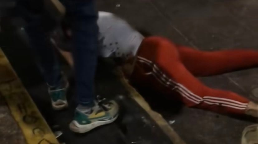 La mujer quedó agonizante en el pavimento.