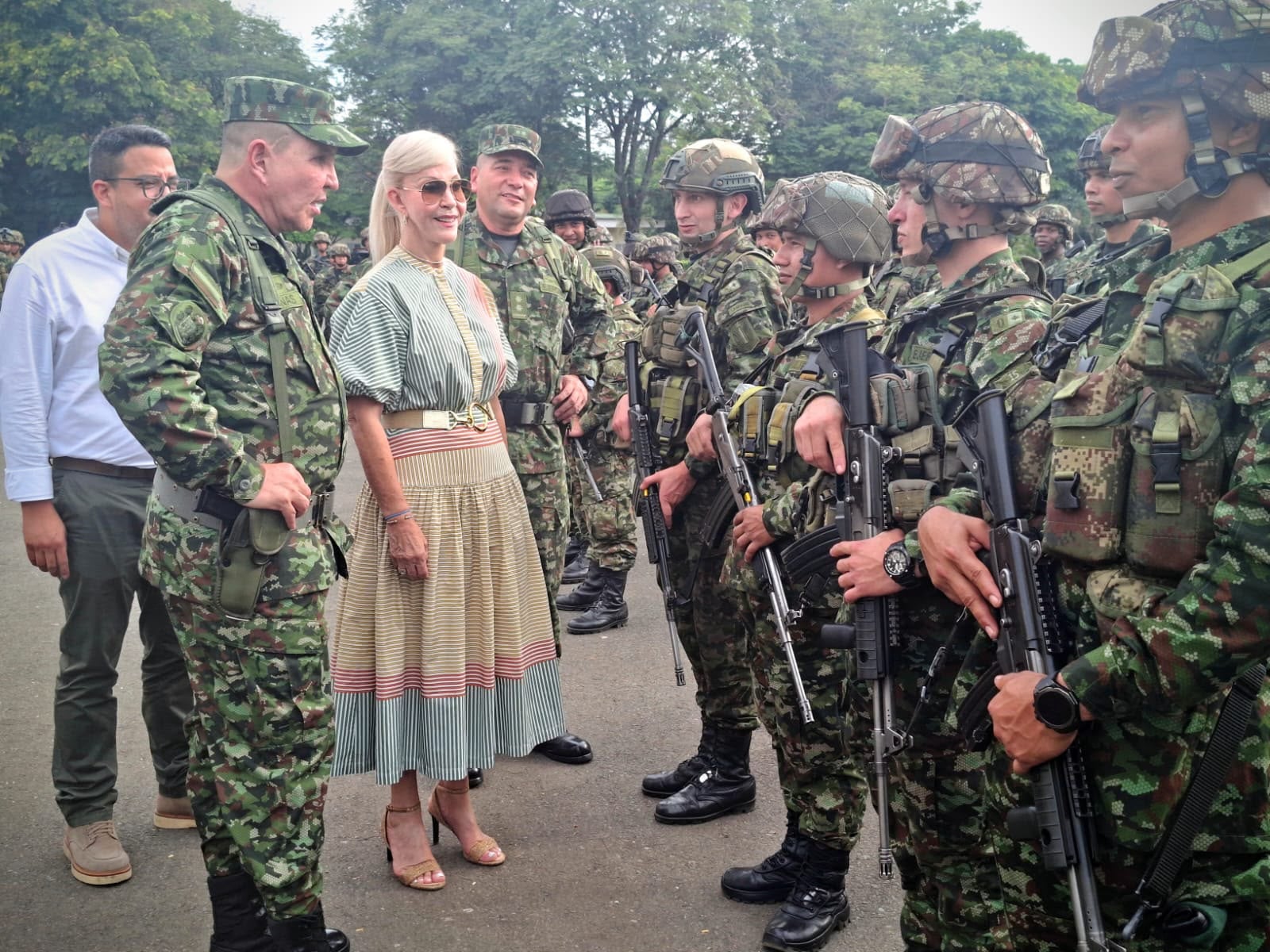 La gobernadora del Valle del Cauca, Dilian Francisca Toro, recibió el nuevo pelotón que apoyará la seguridad del departamento.