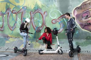 Las patinetas eléctrica son un vehículo de dos ruedas, entre las cuales hay una plataforma que sirve para sustentar al conductor. En Cali se han convertido en tendencia debido a su bajo costo y practicidad.