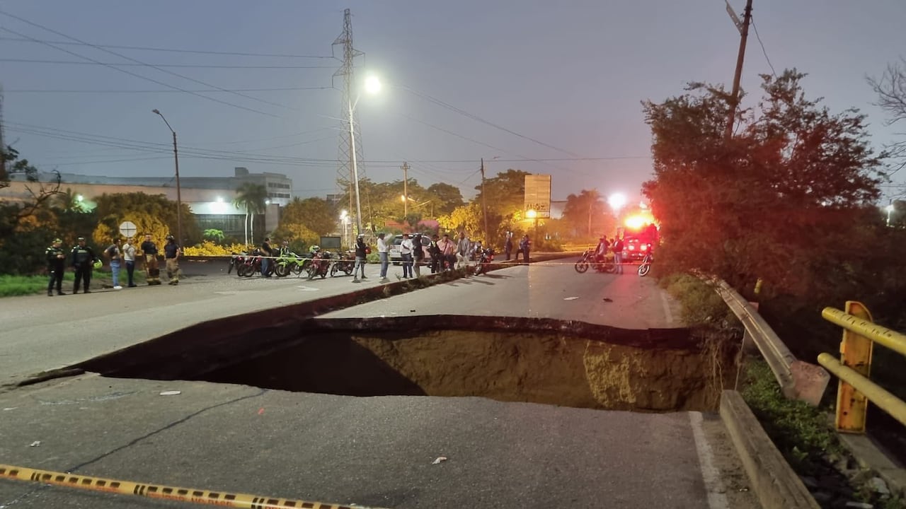 Dos carros y una moto cayeron al socavón.