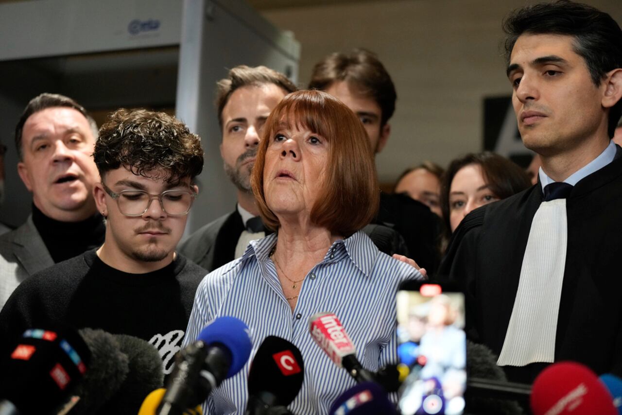 Gisele Pelicot habla con la prensa al salir de la sala del tribunal, en el juzgado de Aviñón, sur de Francia, el jueves 19 de diciembre de 2024. (Foto AP/Lewis Joly)