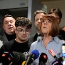 Gisele Pelicot habla con la prensa al salir de la sala del tribunal, en el juzgado de Aviñón, sur de Francia, el jueves 19 de diciembre de 2024. (Foto AP/Lewis Joly)