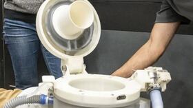 Un baño en una nave espacial: se trata de la primera vez que los astronautas cuentan con un inodoro.