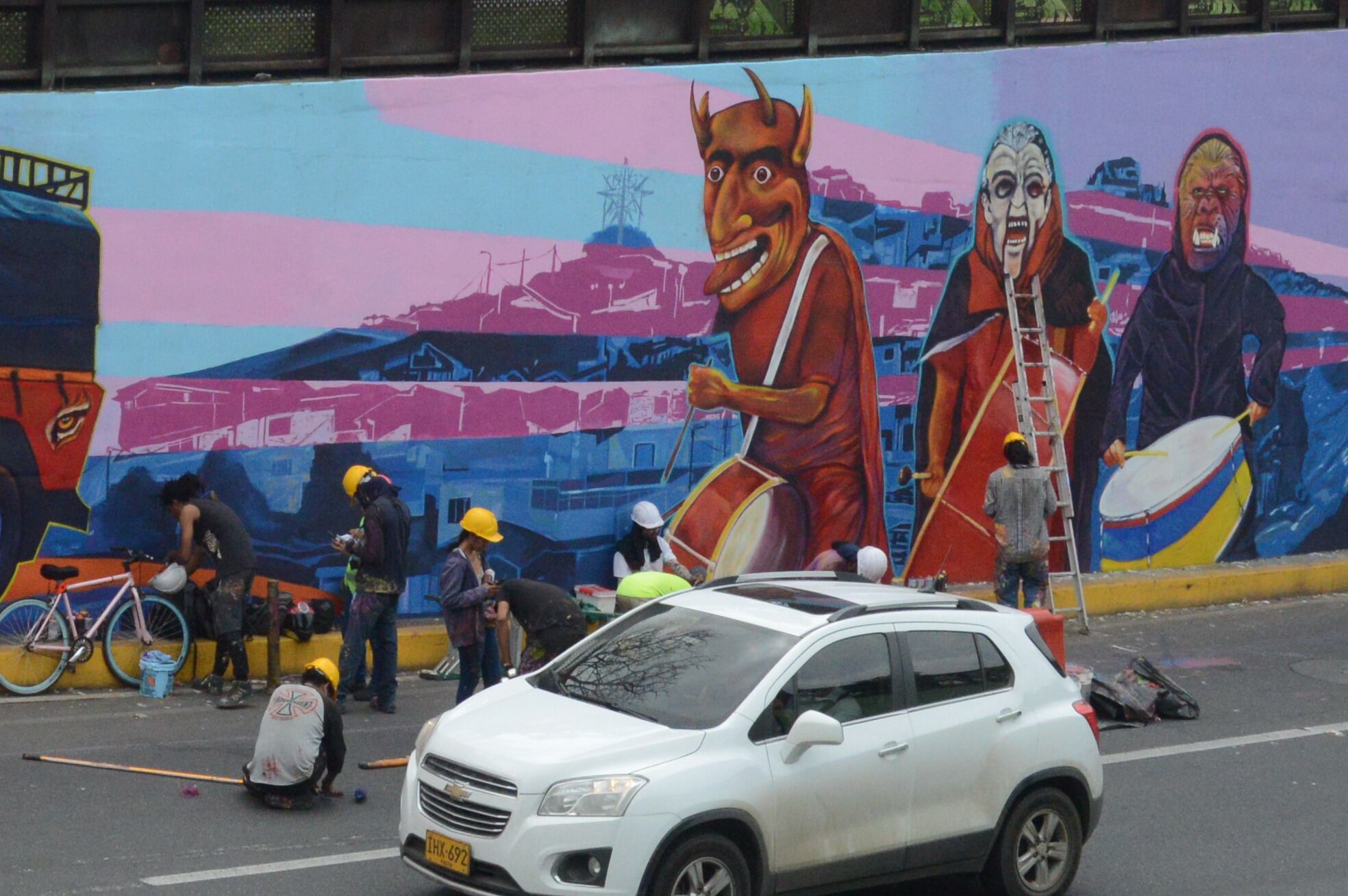 Cali: Continúan pintando los murales simbólicos de la ciudad a la salida del túnel de mundialista. Foto José L Guzmán. El País