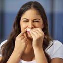 El vello facial puede ser producto del consumo de algunos medicamentos.