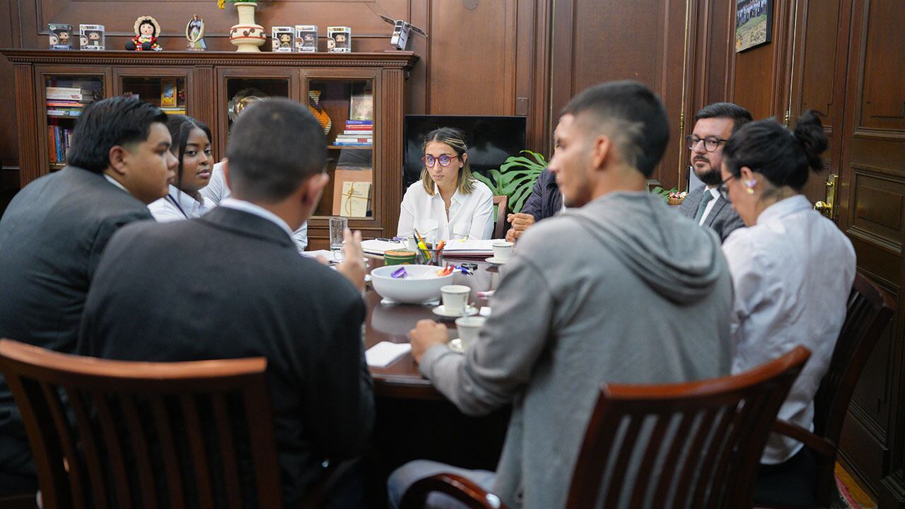 Laura Sarabia se reunió con los jóvenes.