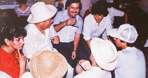 Cercano a la gente, en sus tiempos de político mandó a construir el barrio Pablo Escobar, habitado hoy por unas 16.000 personas.