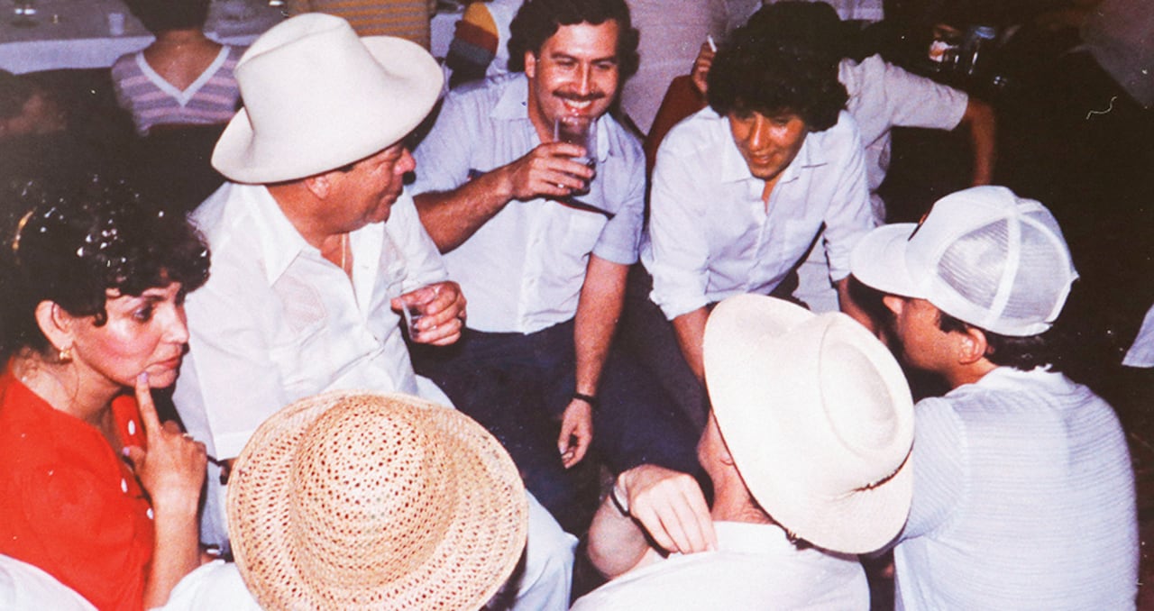 Cercano a la gente, en sus tiempos de político mandó a construir el barrio Pablo Escobar, habitado hoy por unas 16.000 personas.