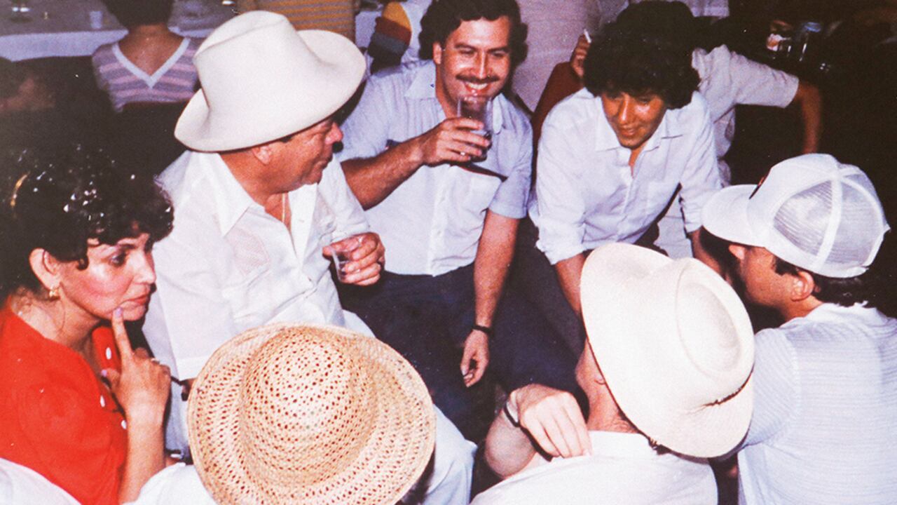 Cercano a la gente, en sus tiempos de político mandó a construir el barrio Pablo Escobar, habitado hoy por unas 16.000 personas.