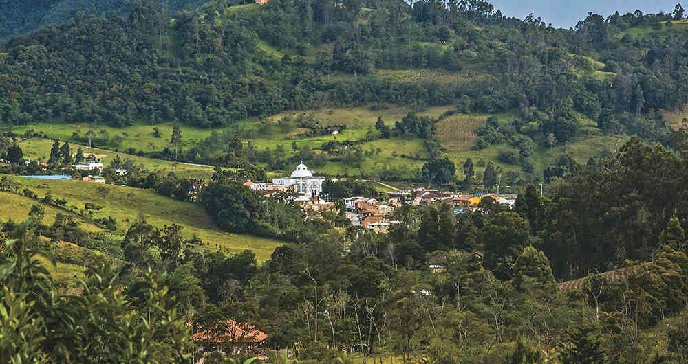 Sus bosques albergan 127 especies de aves y 32 cascadas adornan el territorio.