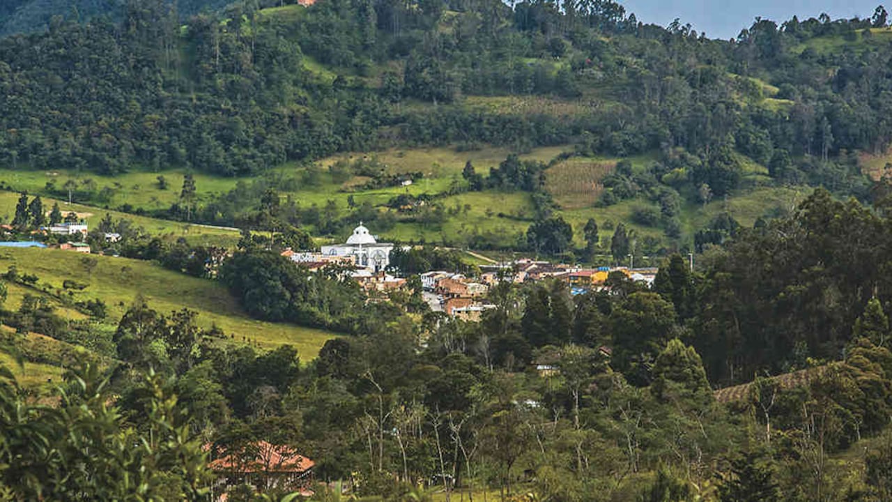 Sus bosques albergan 127 especies de aves y 32 cascadas adornan el territorio.