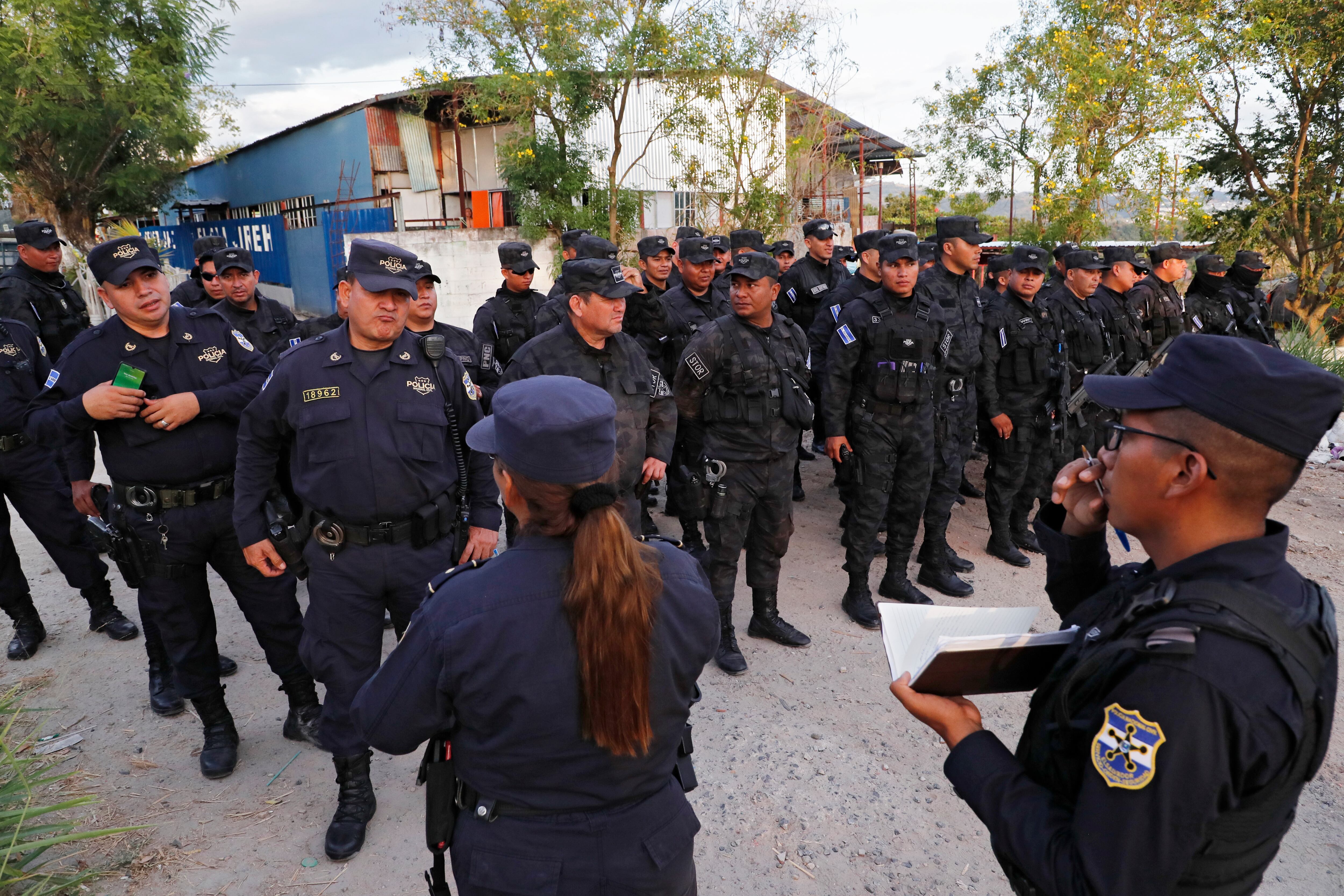 Operativo de Intervención Rápida realizado  por la Policía Nacional Civil (PNC) en La Campanera, Soyapango
El Salvador
