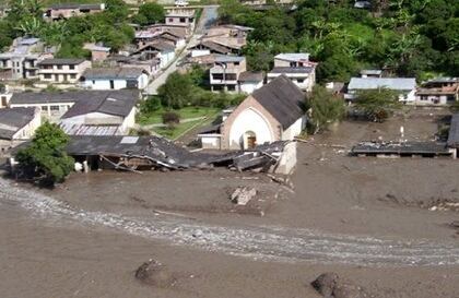 Así se ve desde el aire parte de lo que quedó del municipio de Belalcázar, en el Cauca, donde una avalancha de lodo y agua deja hasta el momento 3.000 damnificados. 