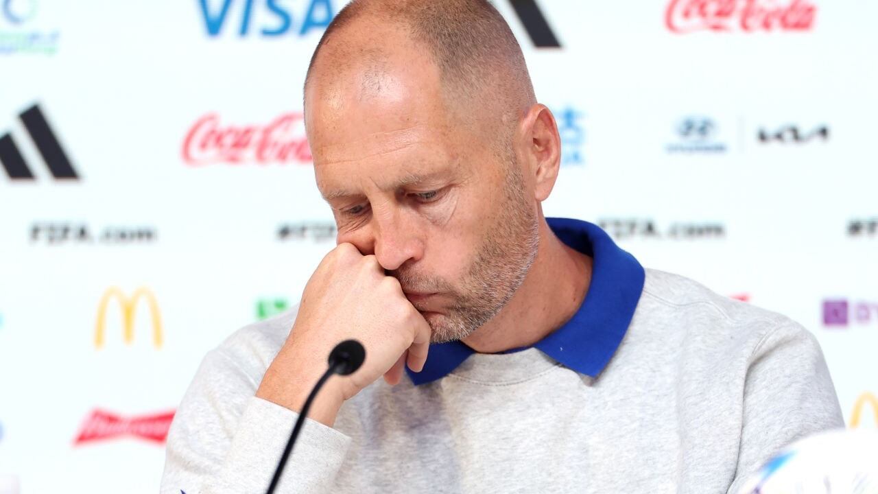 Gregg Berhalter, DT de Estados Unidos, en rueda de prensa previa al partido ante Irán en el Mundial Qatar 2022.