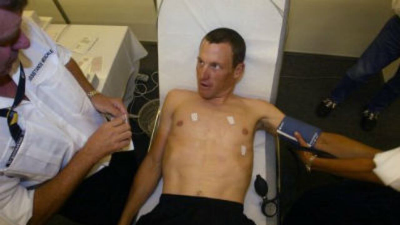 Armstrong en un examen médico antes del comienzo de un Tour de Francia.
