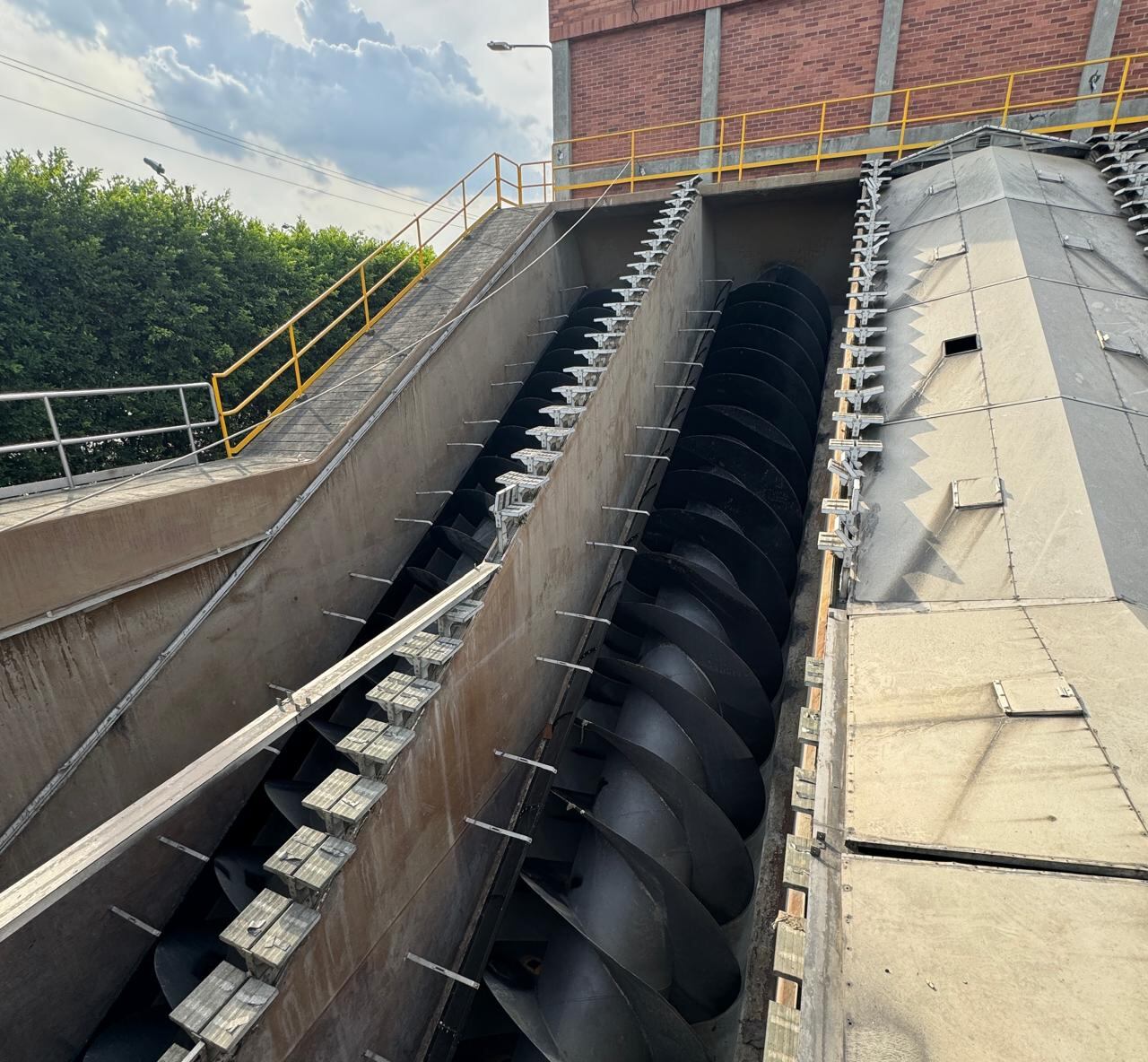 Mantenimiento de Emcali en el río Cauca