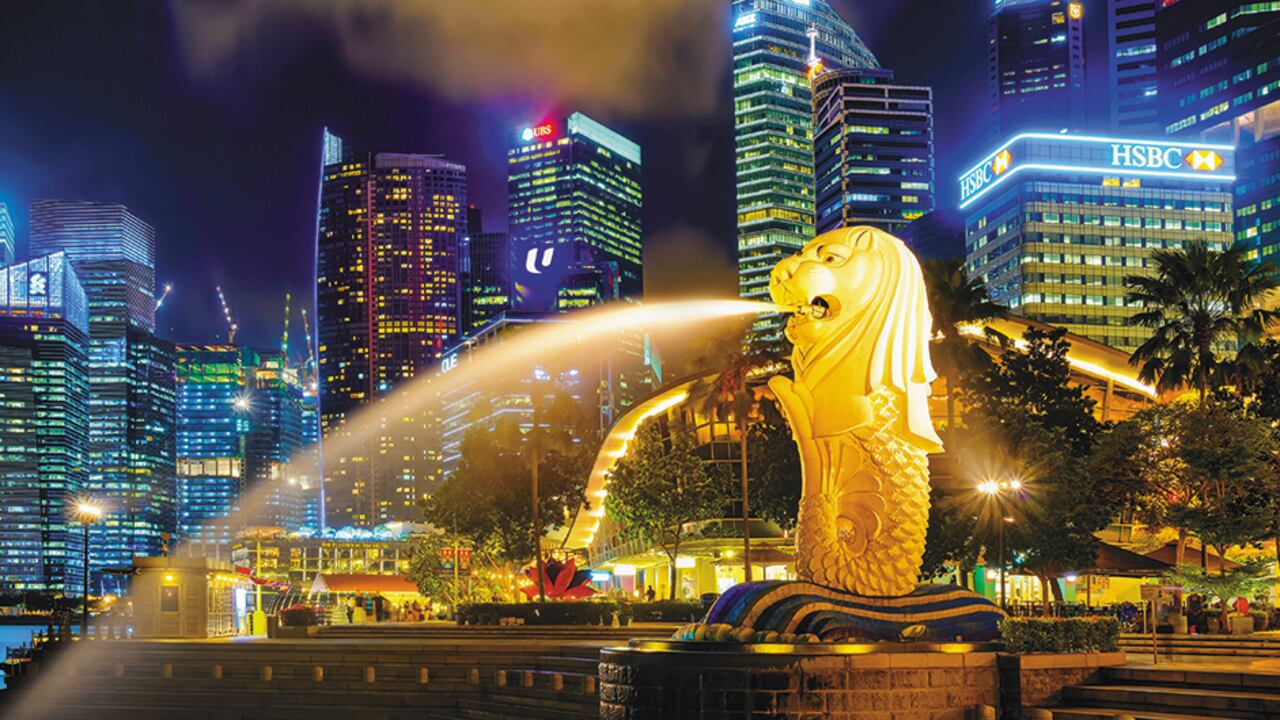 La estatua del Merlion en el Downtown Core, el distrito financiero de Singapur.