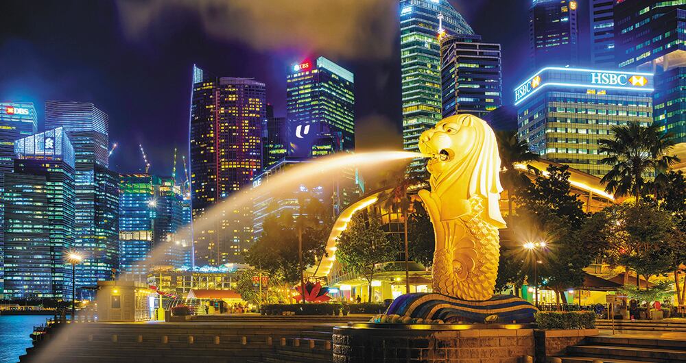 La estatua del Merlion en el Downtown Core, el distrito financiero de Singapur.  