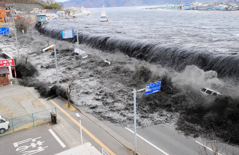 ‘Tsunami’ mortal

La ciudad de Miyako, Japón, es barrida por una gigantesca ola. Un terremoto de magnitud nueve en la escala de Richter, el más fuerte en la historia de la isla, provocó un maremoto que devastó toda la costa este del país. Más de 15.000 personas murieron por los dos desastres.