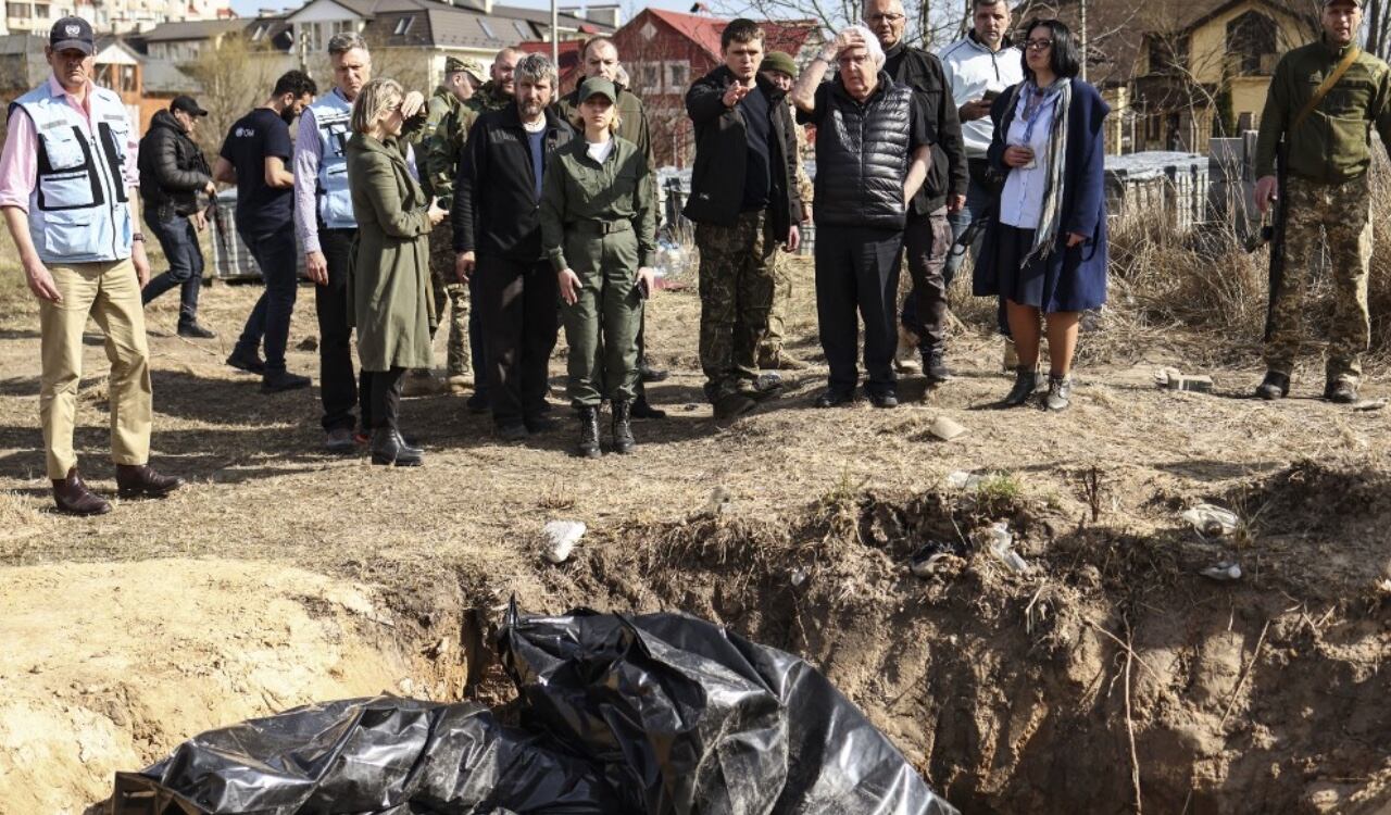 Hay varias fosas comunes con cadáveres en la localidad de Bucha. Los familiares intentan buscar entre las bolsas