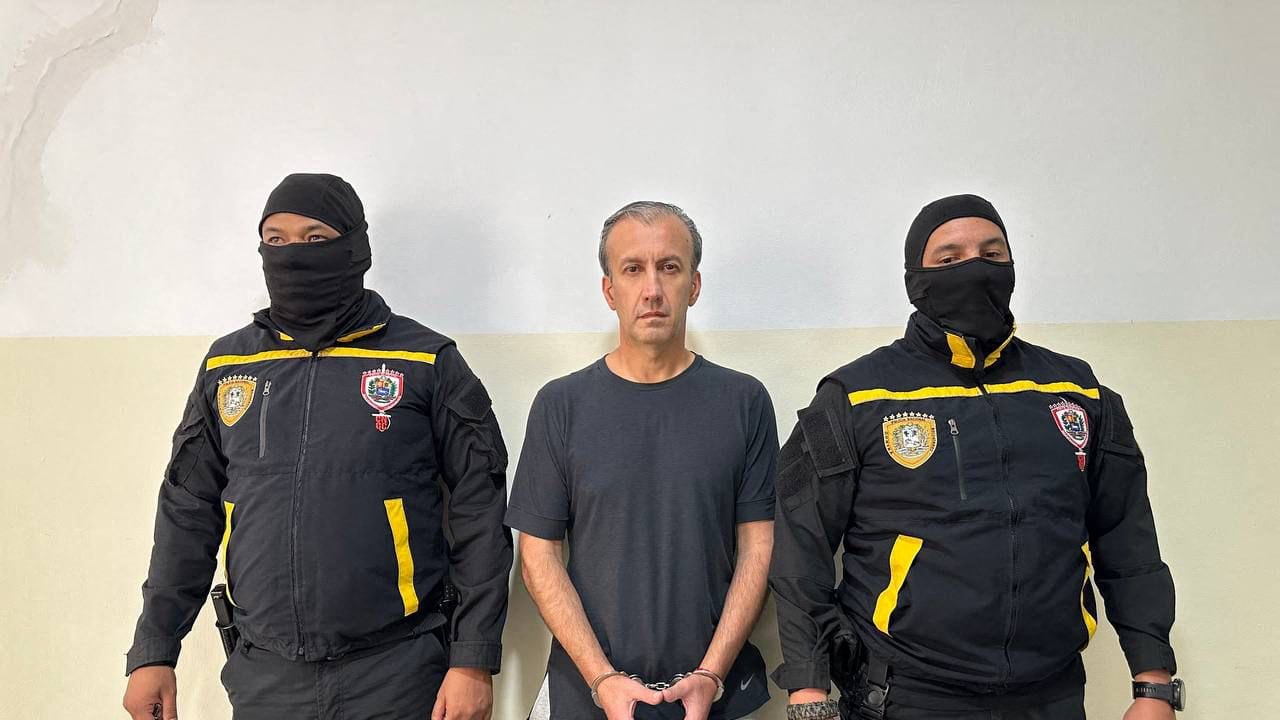 En la primera etapa de esta investigación, hace un año, fueron arrestados 61 funcionarios, políticos y empresarios.
Saab precisó que hasta ahora han sido acusadas 54 personas y que han sido emitidas otras 17 órdenes de aprehensión. (Photo by Handout / Venezuelan Public Prosecutor's Office / AFP) / RESTRICTED TO EDITORIAL USE - MANDATORY CREDIT "AFP PHOTO / VENEZUELAN PUBLIC PROSECUTOR'S OFFICE" - NO MARKETING NO ADVERTISING CAMPAIGNS - DISTRIBUTED AS A SERVICE TO CLIENTS
