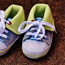 ¿Qué pasa con las personas que se encuentran zapatos de bebé en la calle?