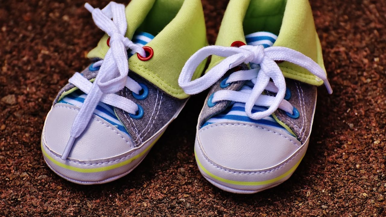 ¿Qué pasa con las personas que se encuentran zapatos de bebé en la calle?