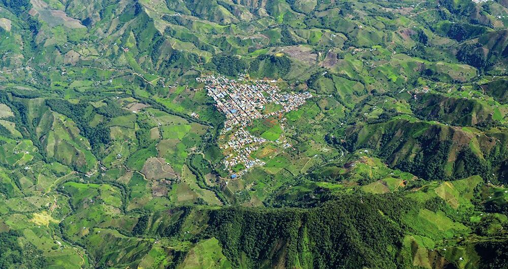     El Plateado queda en el corazón del cañón del Micay, incrustado en la cordillera Occidental. Es un paso estratégico para unir al macizo con el Pacífico caucano y, por ende, una ruta del narcotráfico. Las disidencias controlan el negocio. 