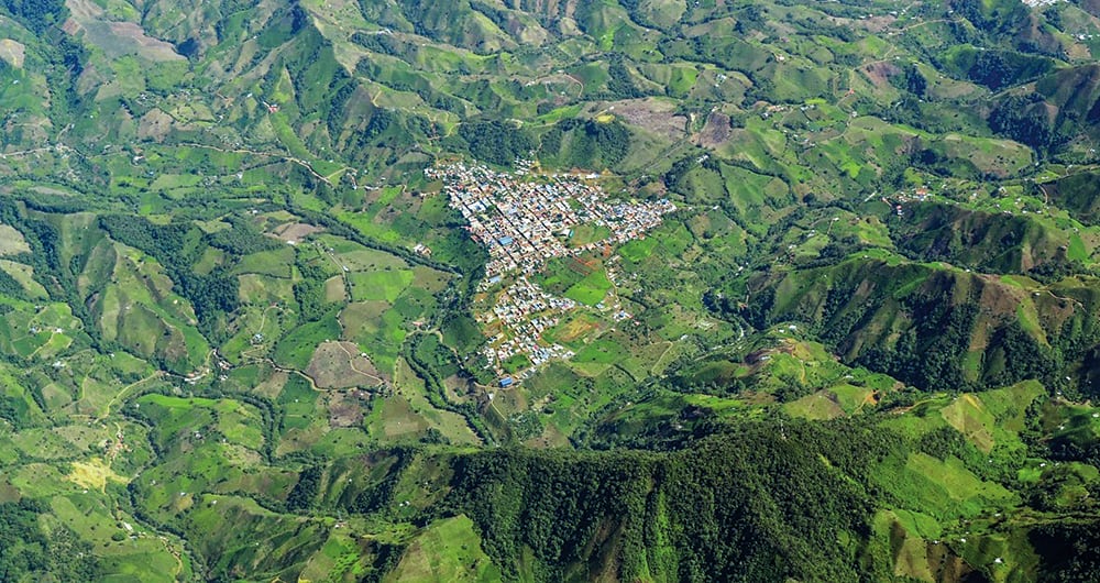     El Plateado queda en el corazón del cañón del Micay, incrustado en la cordillera Occidental. Es un paso estratégico para unir al macizo con el Pacífico caucano y, por ende, una ruta del narcotráfico. Las disidencias controlan el negocio. 