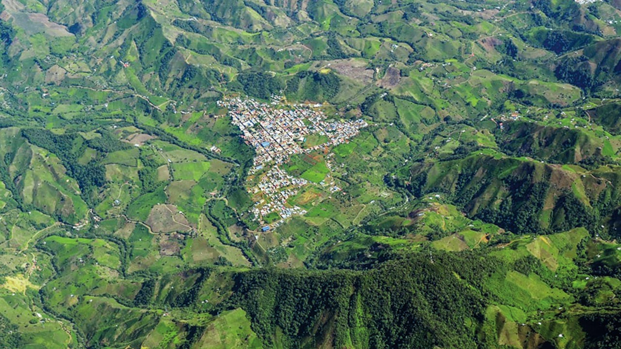 El Plateado queda en el corazón del cañón del Micay, incrustado en la cordillera Occidental. Es un paso estratégico para unir al macizo con el Pacífico caucano y, por ende, una ruta del narcotráfico. Las disidencias controlan el negocio.