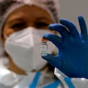 Una trabajadora de salud mostrando un frasco con la vacuna de Sinovac contra el COVID-19 en Belgrado, Serbia. (AP Foto/Darko Vojinovic, Archivo)