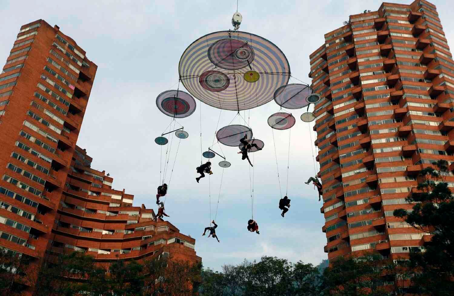 Artistas de la compañía española de teatro Voala Project realizan el espectáculo "Muare Experience", en el marco del XVI Festival Iberoamericano de Teatro de Bogotá, en la plaza de toros la Santamaria, el 22 de marzo de 2018. La primera edición del festival bienal tuvo lugar en 1988 y es considerada la mayor fiesta del teatro en el mundo. John VIZCAINO / AFP