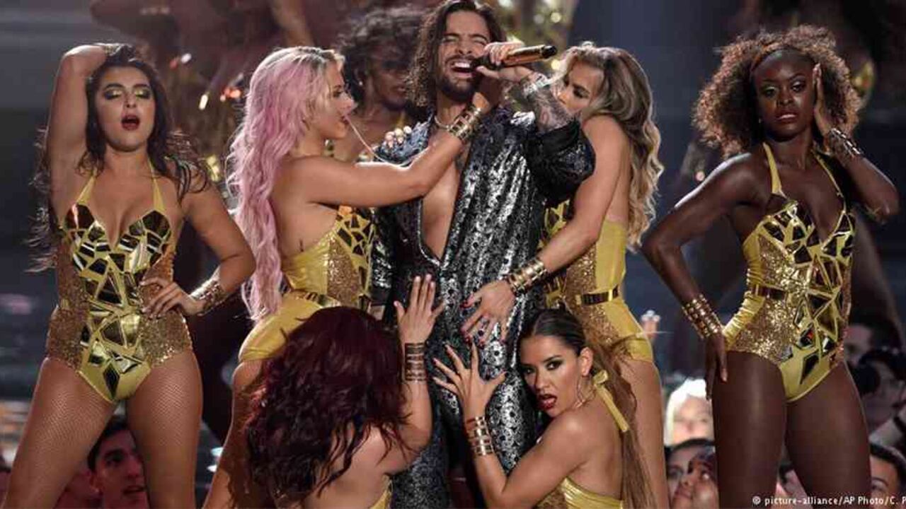 Miles de firmas rechazan su "apología de la violencia contra las mujeres".