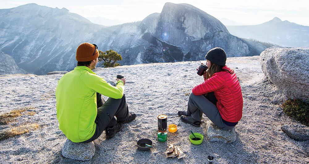 La dieta es el conjunto de sustancias alimentarias que se ingieren formando hábitos o comportamientos nutricionales de los seres humanos.