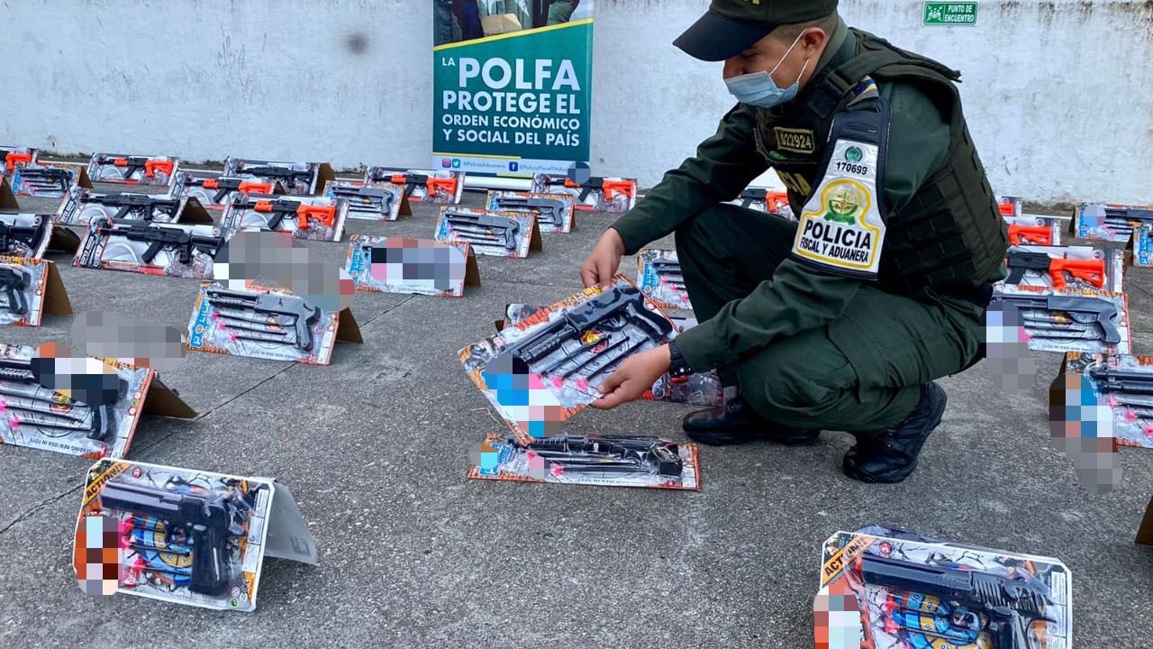 En Bucaramanga confiscaron más de 700 juguetes bélicos provenientes del contrabando.
