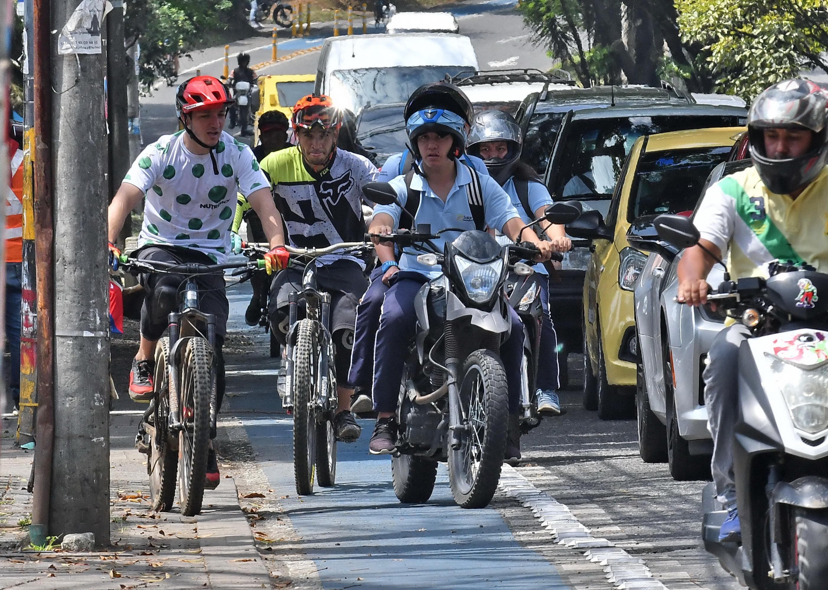 Los motociclistas no ayudan mucho con el buen uso de las ciclorrutas en la Avenida Cañasgordas, en  Cali, por ejemplo.