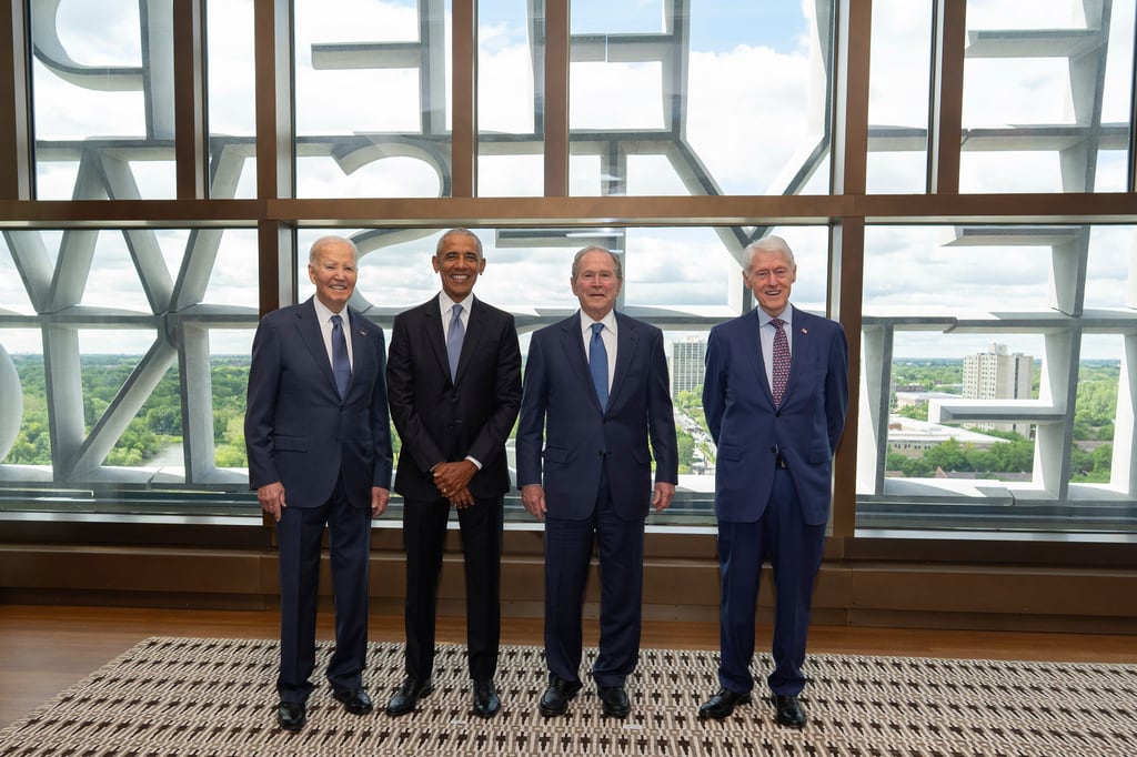 El expresidente Joe Biden, el expresidente Barack Obama, el expresidente George W. Bush y el expresidente Bill Clinton posan para una foto antes de la ceremonia de inauguración del Centro Presidencial Obama, el jueves 17 de junio de 2026, en Chicago.