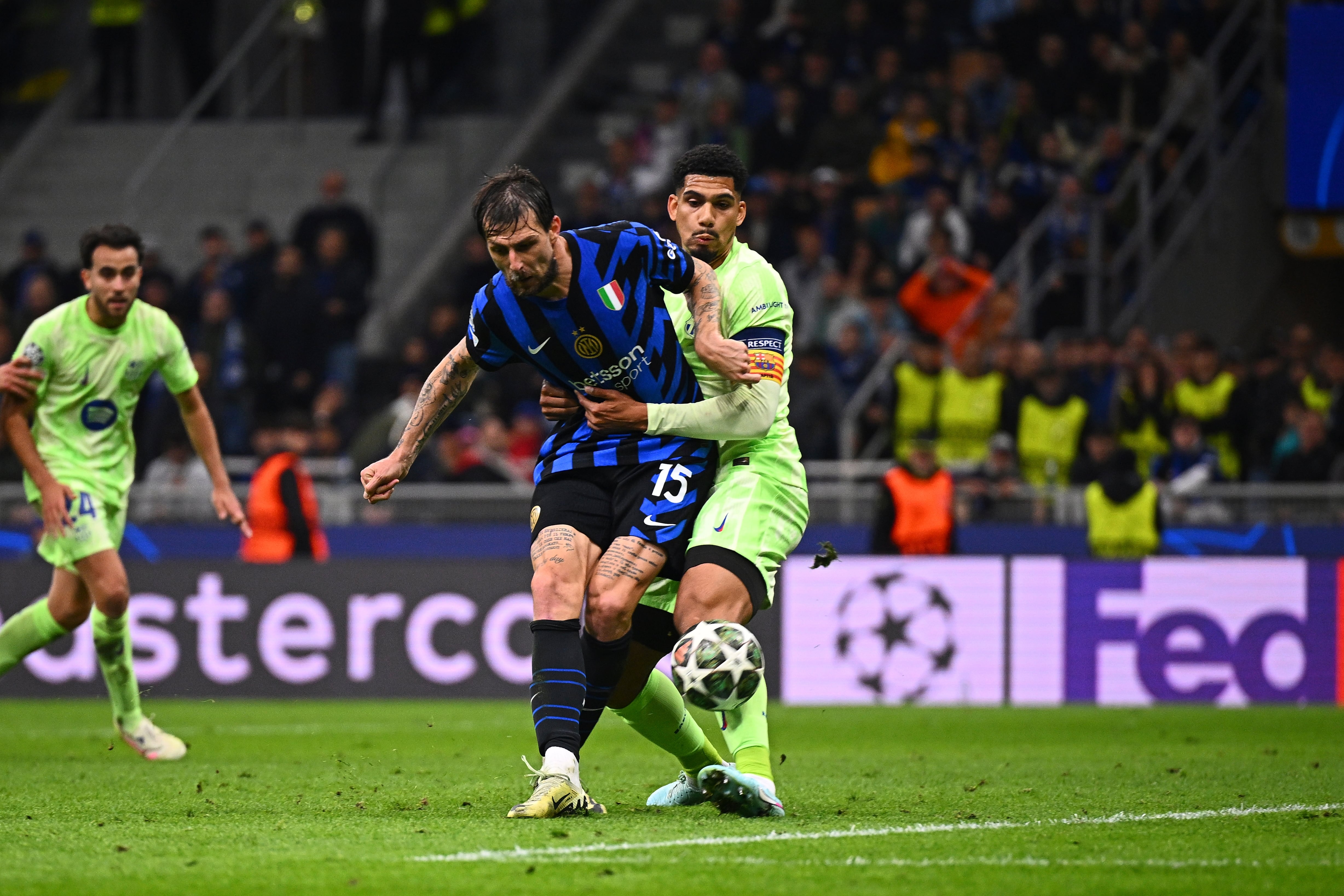 Francesco Acerbi en el momento justo que marcó el gol ante Barcelona