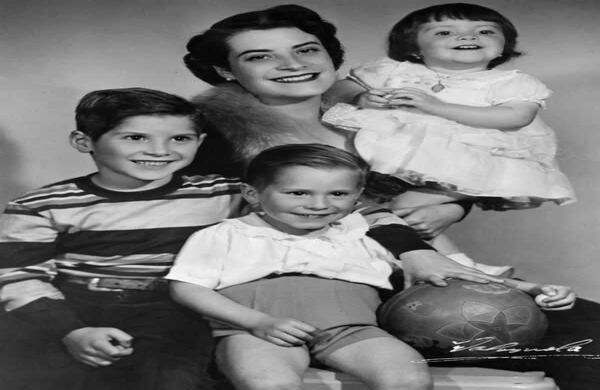 Clara López con sus hermanos y su madre.  