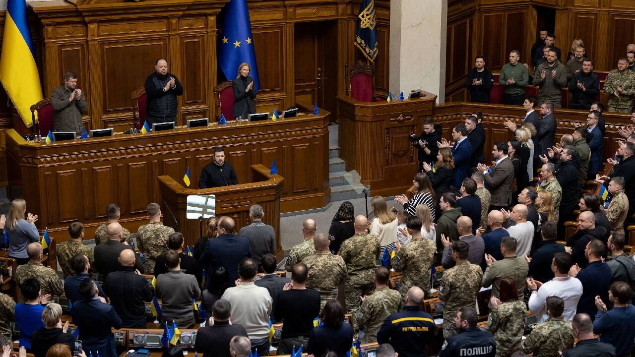 Este martes se cumplen 11 meses de la invasión rusa en Ucrania. Imágenes archivo de discurso de Zelenski en el Parlamento.